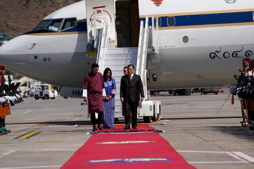 Regele Maha Vajiralongkorn (Rama X) și Regina Suthida ai Thailandei au pilotat aeronava cu care au ajuns în Bhutan. FOTO: Casa Regală din Bhutan