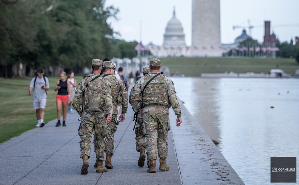 Bărbat din Washington, reținut din cauză că a interpretat Marșul Imperial din „Războiul Stelelor”, în timp ce protesta împotriva trupelor Gărzii Naționale