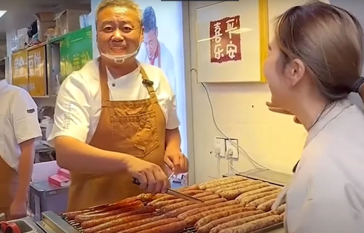 Tang Jian vinde cârnați pe grătar (foto captură video)