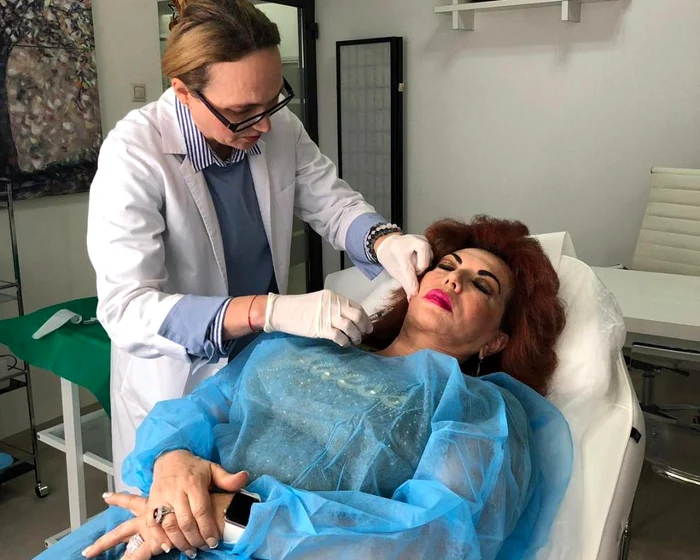 
    Carmen Harra a venit în România şi şi-a făcut timp și pentru câteva tratamente de înfrumusețare  