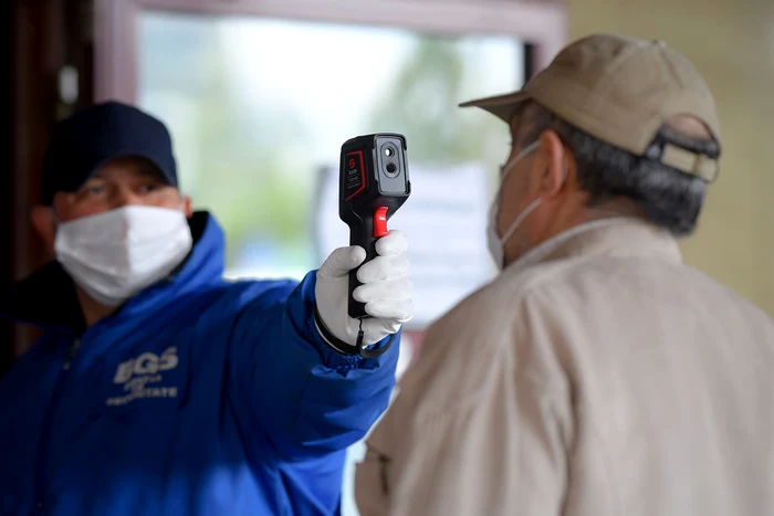 
    Unii români nu privesc cu ochi buni dispoziția de a le fi măsurată temperatura la intrarea în supermarketfoto: Mediafax  