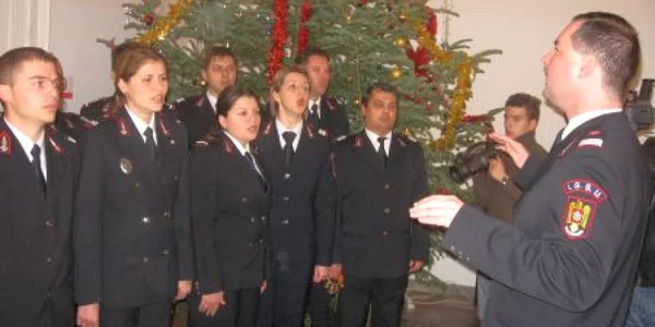 Colindătorii au făcut urări tuturor directorilor sibieni prezenţi în sală