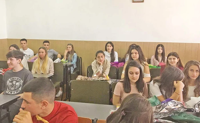 
    Clasa a X-a H. Locul Alexandrei este golFoto: adevarul.ro  