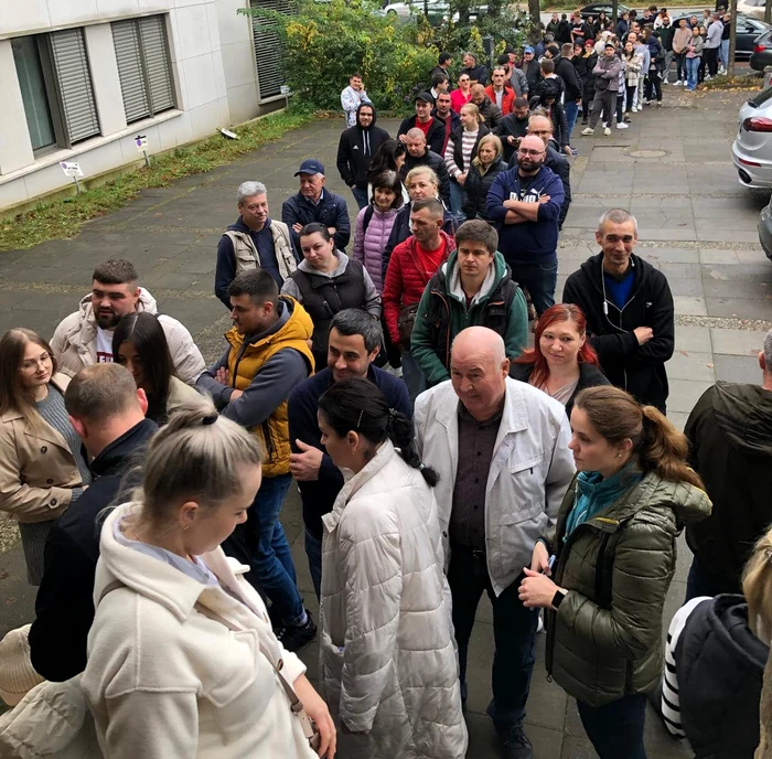 Programul unor secții de votare din străinătate a fost prelungit. FOTO: Facebook