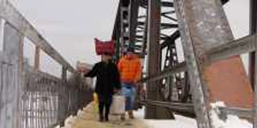 Râmnicu Vâlcea: Fac echilibristica pe podul de cale ferata