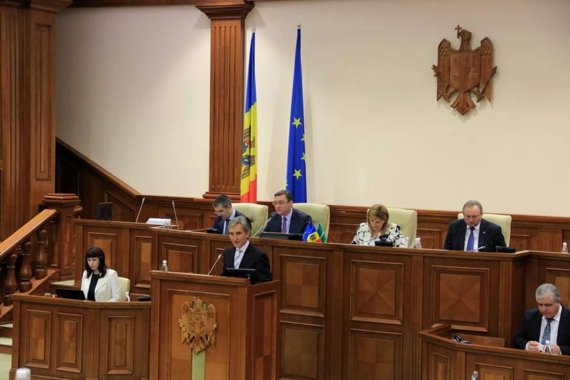 Premierul Iurie Leancă, la tribuna centrală a Parlamentului. FOTO Gov.md