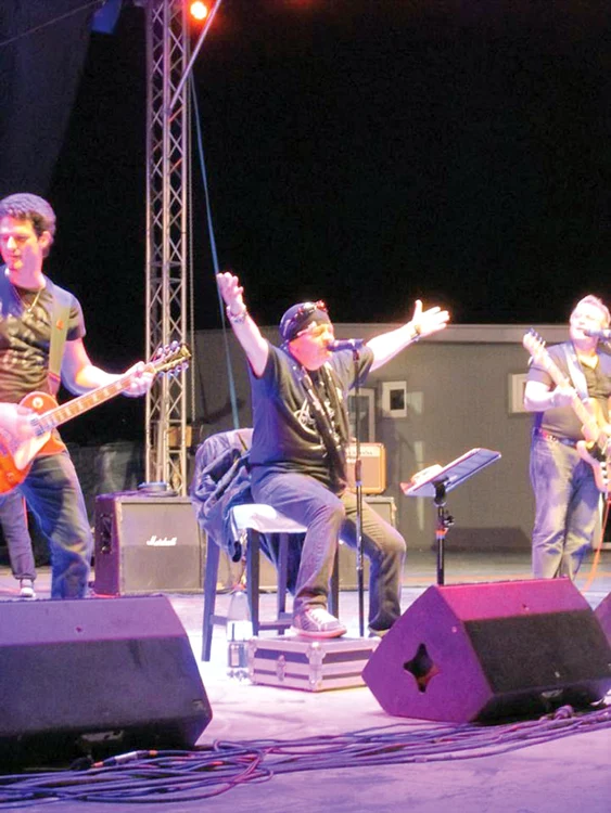 
    Pentru că nu s-a refăcut complet după operaţia pe creier, Leo Iorga a stat pe scaun în timpul concertului  