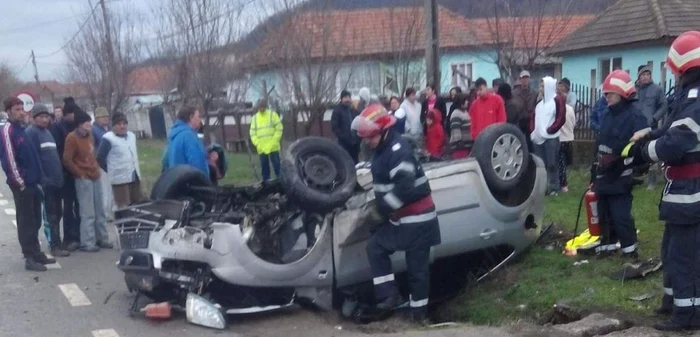 Maşina s-a răsturnat după impactul cu capul de pod FOTO: ISU Gorj