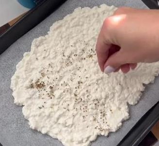 „Cea mai bună idee pe care am văzut-o vreodată”. Cum se prepară brânza de vaci la cuptor VIDEO
