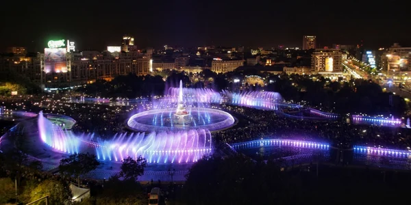 Persoane participă la evenimentul de redeschidere a fântânilor din Piata Unirii din Bucureşti FOTO Inquam Photos  Octav Ganea