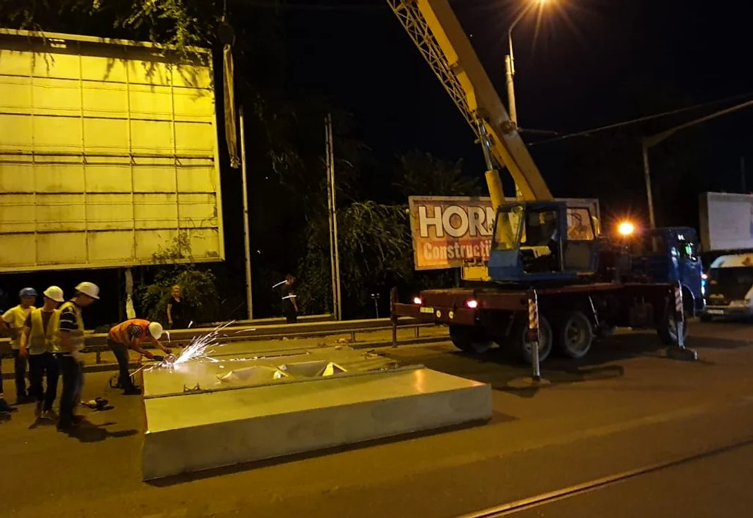
    În sectorul 1, panourile publicitare amplasate ilegal sunt date josFoto: Primăria Sectorului 1  