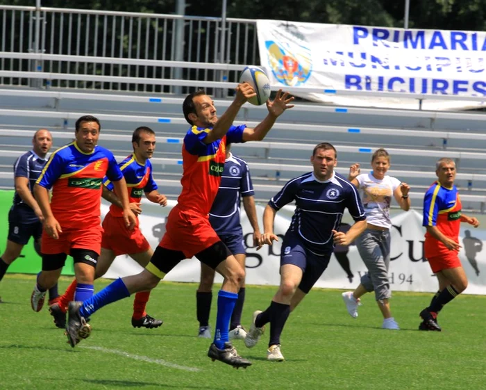 "Adevărul Holding" a disputat un meci mai mult decât amical cu Poliţia Române * Foto: Marian Burlacu