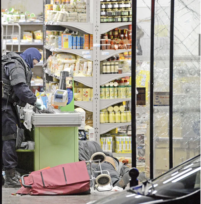 Măcel la magazinul evreiesc: patru  ostatici morţi şi atentatorul răpus cu  peste 25 de gloanţe 