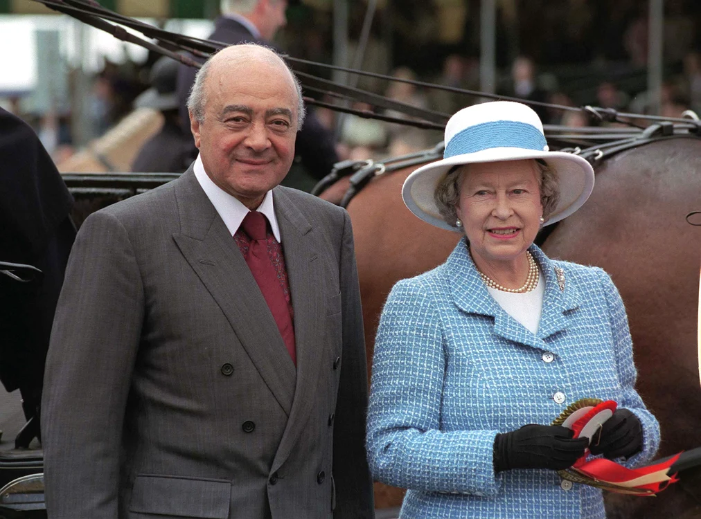 Miliardarul Mohamed Al Fayed împreună cu Regina Elisabeta a II a  foto   GettyImages jpg