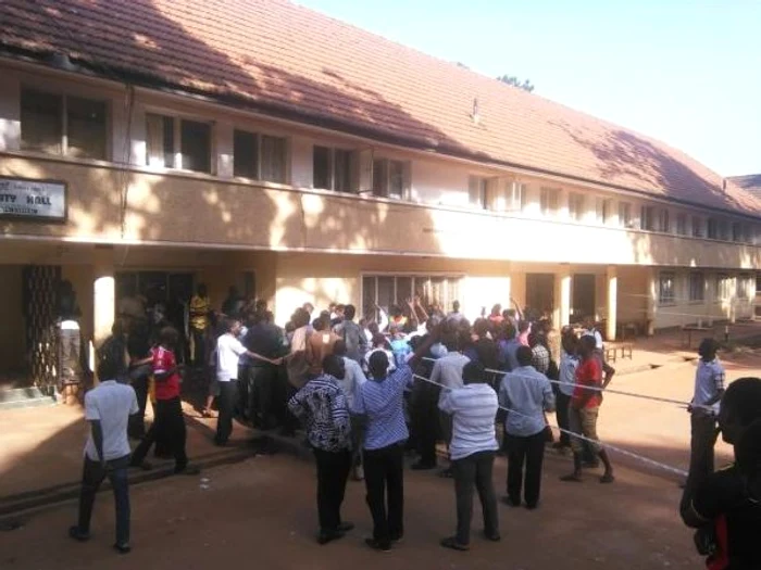 
    Violențele nu lipsesc în ziua alegerilor prezidențialeFoto: Twitter  