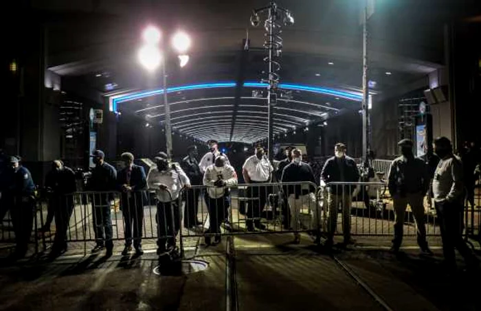 Agenţi de ordine la un centru de votare din Philadelphia FOTO EPA-EFE