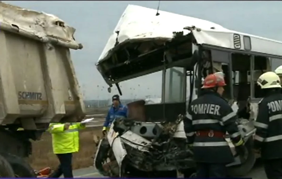 
    Cinici oameni au murit în accident  