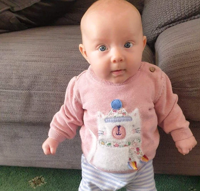 Ia uitaţi-vă la mine: stau singură în picioare, sprijinită de canapea!foto: Profimedia