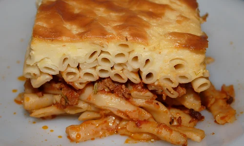 paste cu carne şi sos bechamel jpeg