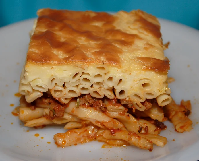 paste cu carne şi sos bechamel jpeg