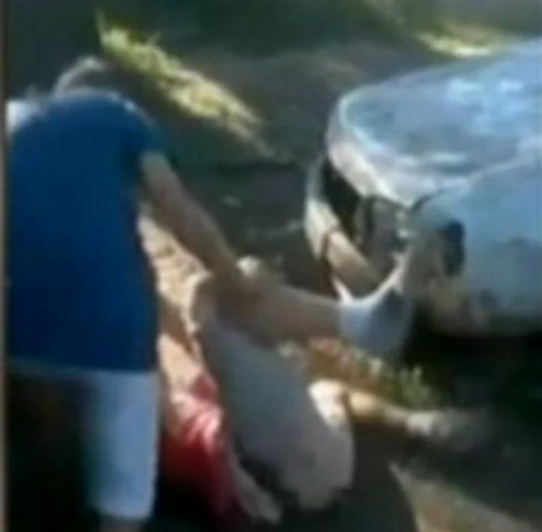 
    Alex şi mama lui au vorbit despre cum s-a ajuns la bătaia cruntăfoto: captură Kanal D  