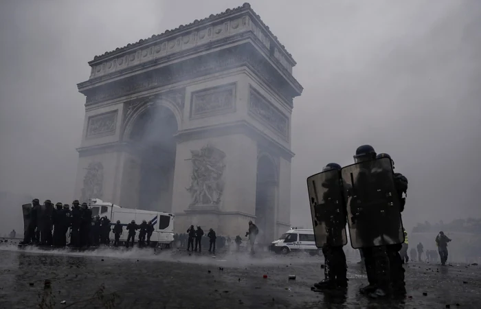 Proteste vestele galbene la Paris FOTO EPA-EFE