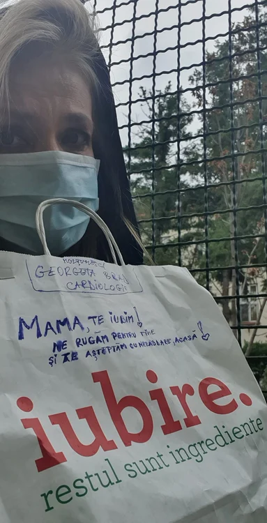 Bianca a pus pachetul pentru mama într-o pungută inscripționată cu mesajul „Iubire”