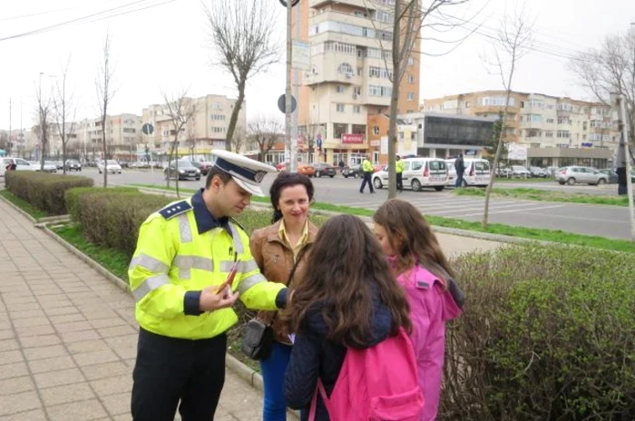 Poliţiştii au oferit mărţişoare FOTO Adevărul