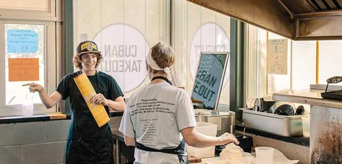 Personalul este pregătit să vorbească cu oaspeţii atât despre preparate culinare, cât şi despre probleme politice FOTO Ross Mantle
