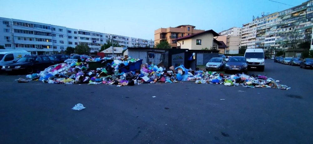 Munți de gunoaie în Ploiești. Imaginile din cartiere care urâțesc capitala de județ