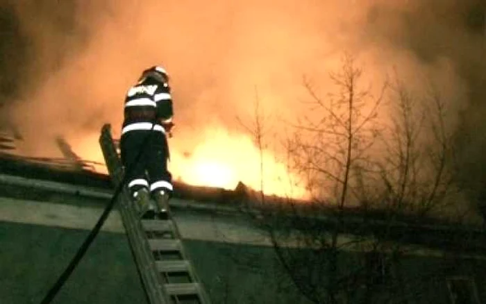 Poliţiştii au intervenit pentru stingerea incendiului (arhivă)