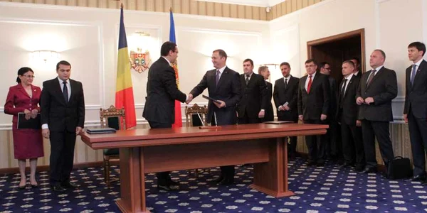 Vlad Filat şi Victor Ponta au semnat o serie de proiecte moldo-române