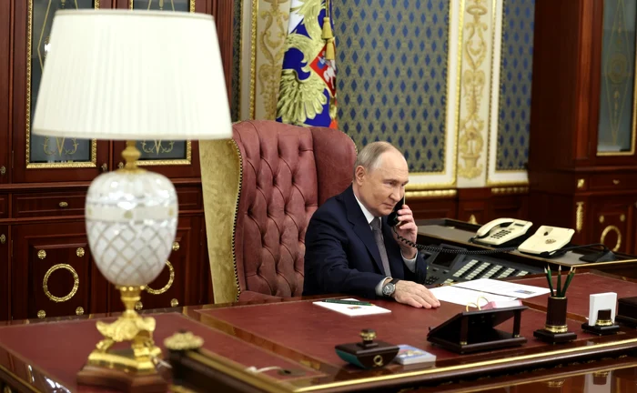 Vladimir Putin în biroul său de la Sankt Petersburg FOTO PROFIMEDIA