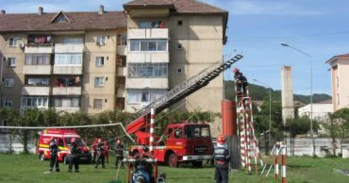 Râmnicu Vâlcea: Expoziţie cu tehnică de intervenţie în caz de dezastre la Călimăneşti