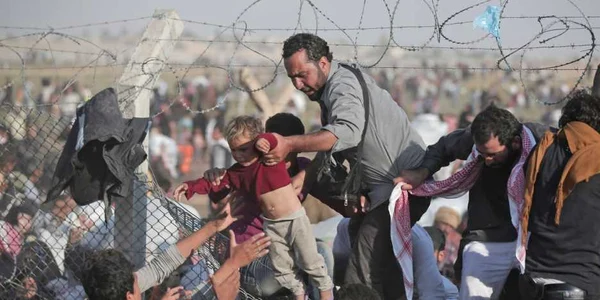 Mii de refugiati sirieni incearca sa intre in Turcia