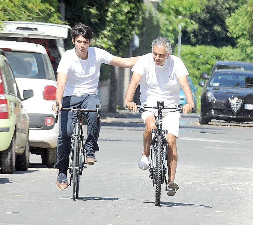 
    Fiul său Matteo îl ghidează printre  maşiniFoto: Hepta  