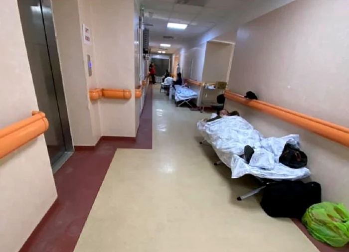 
    Pacienţii stau pe scaune şi primesc oxigen sau stau pe paturi de campanie pe holuri Foto: Facebook/Constantin Vasile Ifteme  