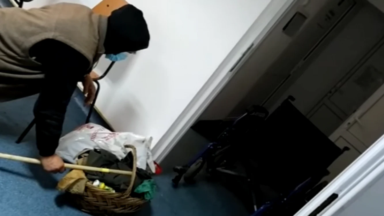 Bătrânul a fost lăsat să stea pe podea vreme de 3 ore                        FOTO: Captură video Facebook