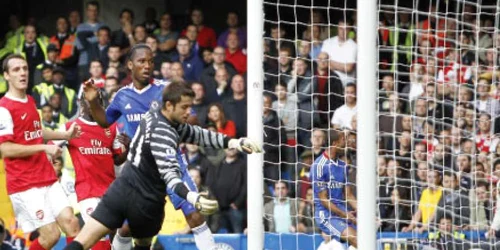 Drogba (în albastru) a jucat excelent pentru londonezi şi a marcat primul gol al partidei de aseară Foto: AFP