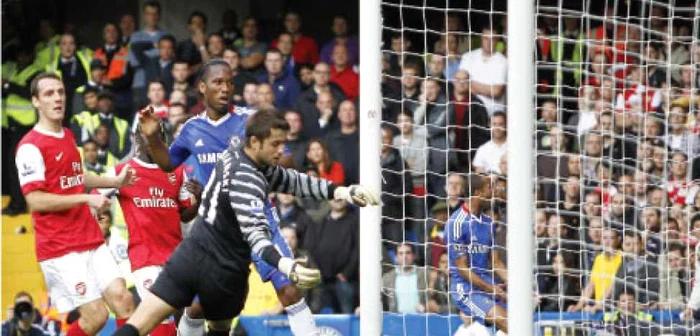 Drogba (în albastru) a jucat excelent pentru londonezi şi a marcat primul gol al partidei de aseară Foto: AFP