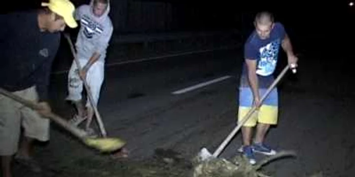 Câțiva tineri au curățat leșurile împărștiate pe drum