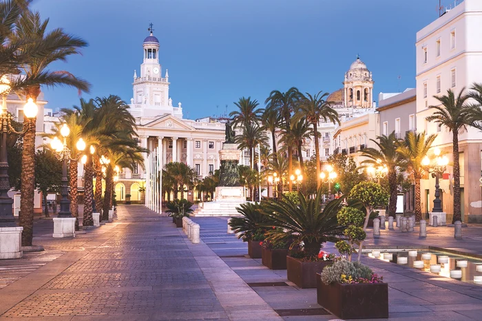 Primăria din Cádiz cu faţada ei neoclasică domină Plaza San Juan de Dios