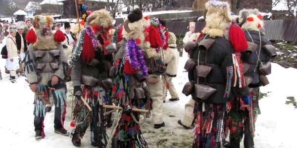 Prin cântecele lor, brondoşii din Cavnic încearcă să alunge spiritele rele