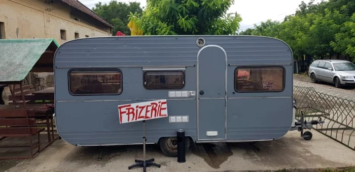 Rulotă frizerie prin satele din Timiş