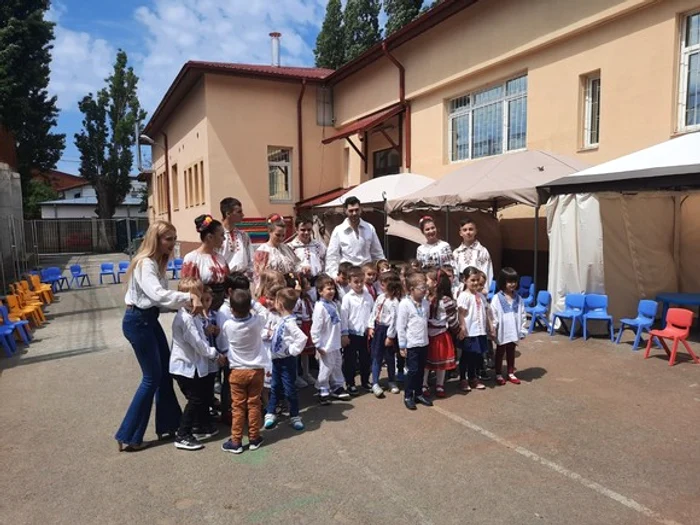 Gabriel Dumitru, înconjurat de copiifoto: arhivă personală