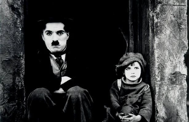 Charlie Chaplin și Jackie Coogan, în  filmul mut „Piciul/The Kid“