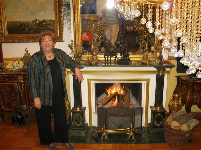 
    Mărioara Zăvoranu a fost toată viaţa o femeie cochetă, era mereu aranjată şi purta bijuterii scumpe. Oana a ţinut cont de acest lucru şi a înmormântat-o cu multe obiecte de preţFoto: Click!  