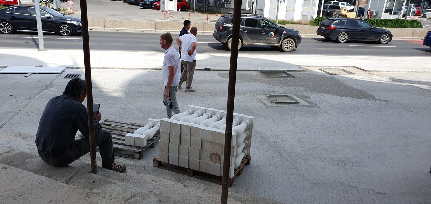 În curtea bisericii se fac ultimele finisaje