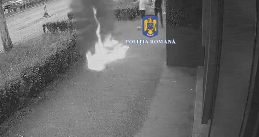 Un bărbat a aprins focul în fața unei săli de jocuri și a amenințat că va da foc clădirii