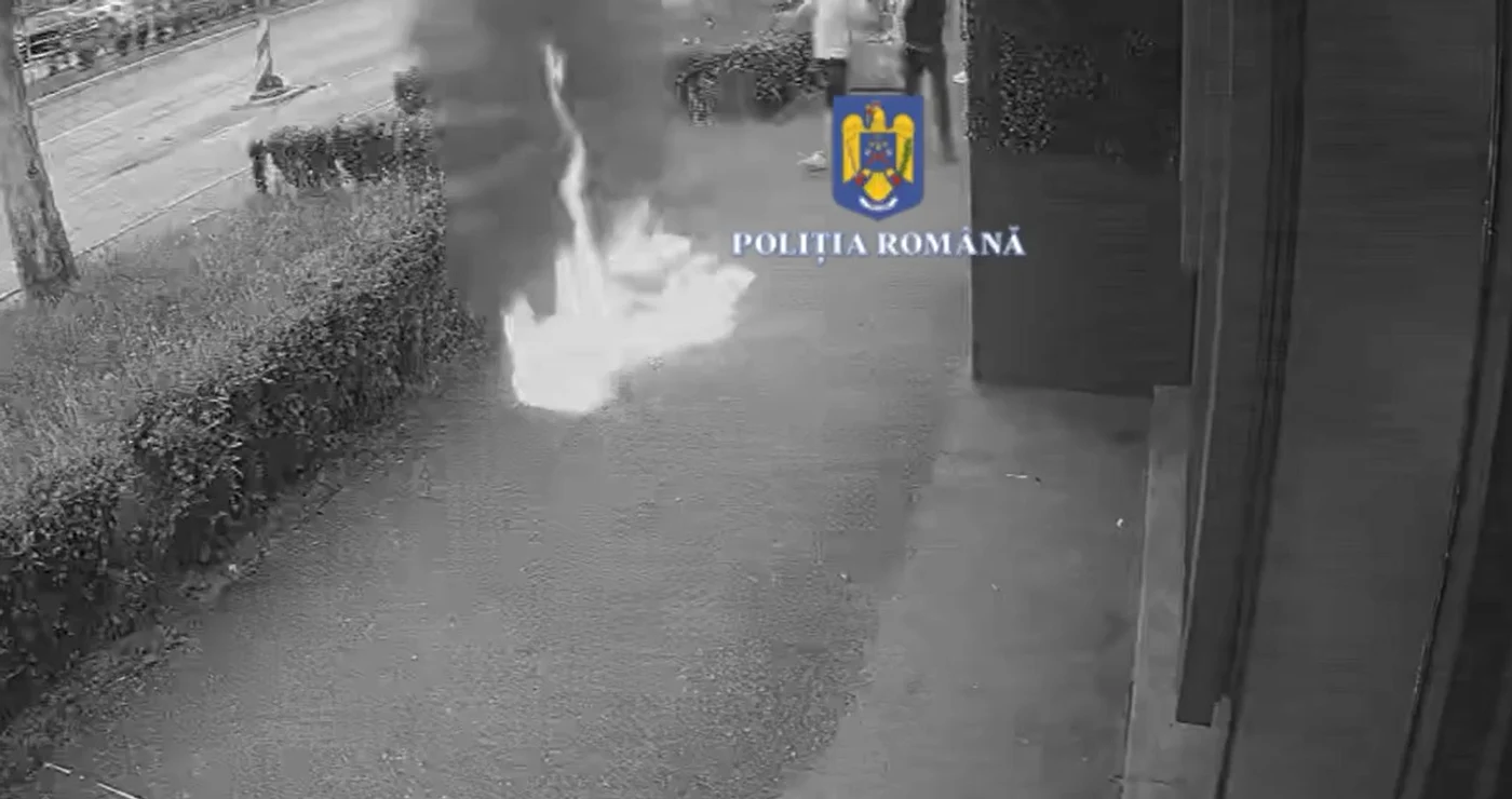 Un bărbat a aprins focul în fața unei săli de jocuri Foto: Captură video 